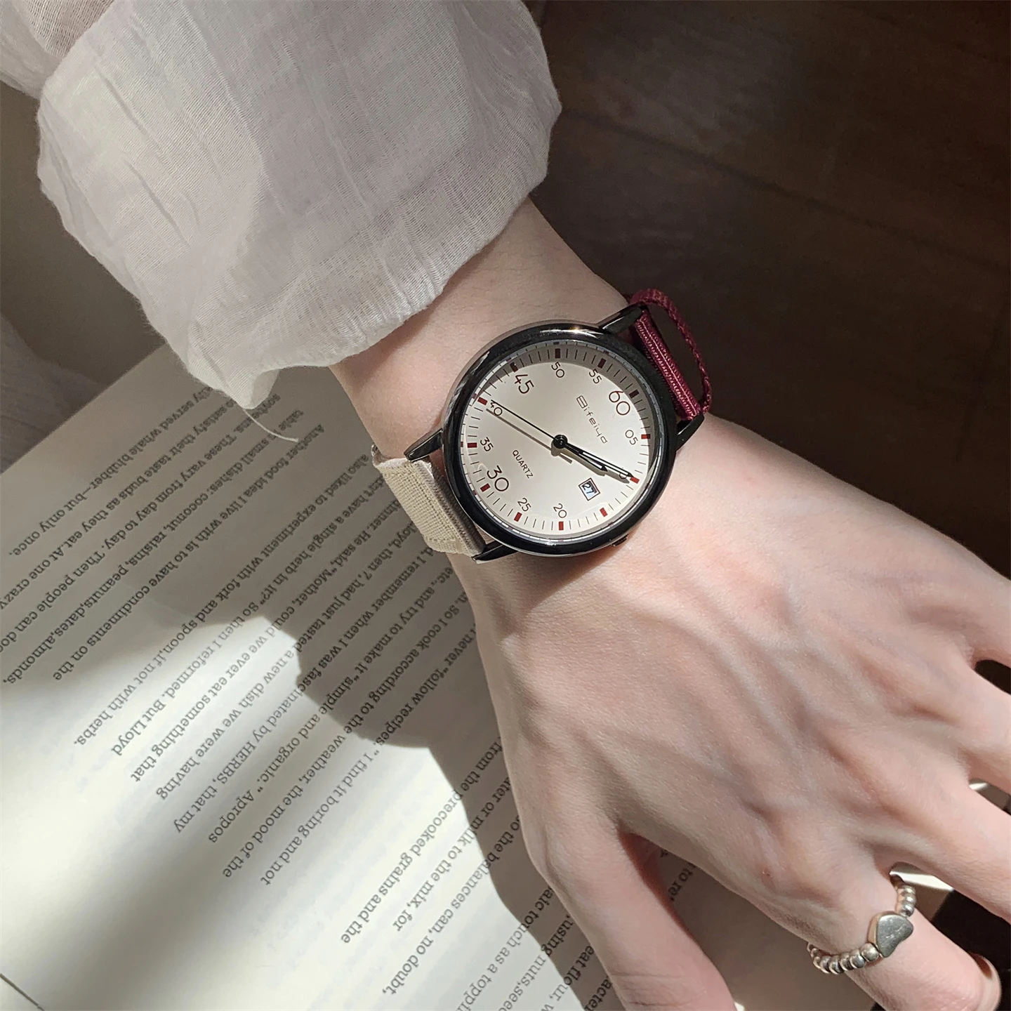 

Niche fashion round with calendar contrasting color canvas with watch female ins style high value student watch