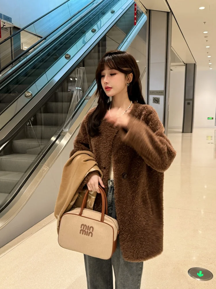 

Теплая зимняя шуба из овечьего меха, свободного кроя, женская, средней длины, из искусственной кожи и меха, мода зимы 2024