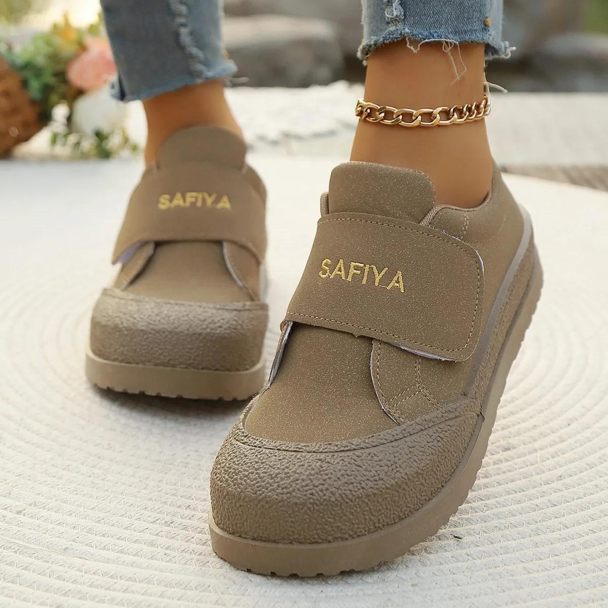 รองเท้าบู๊ทสไตล์เรโทรพื้นหนาสำหรับผู้หญิง คอลเลคชั่นฤดูใบไม้ผลิและฤดูใบไม้ร่วงปี 2025 แฟชั่นใหม่ รองเท้าหัวโตอเนกประสงค์ รองเท้าแบบตีนตุ๊กแก