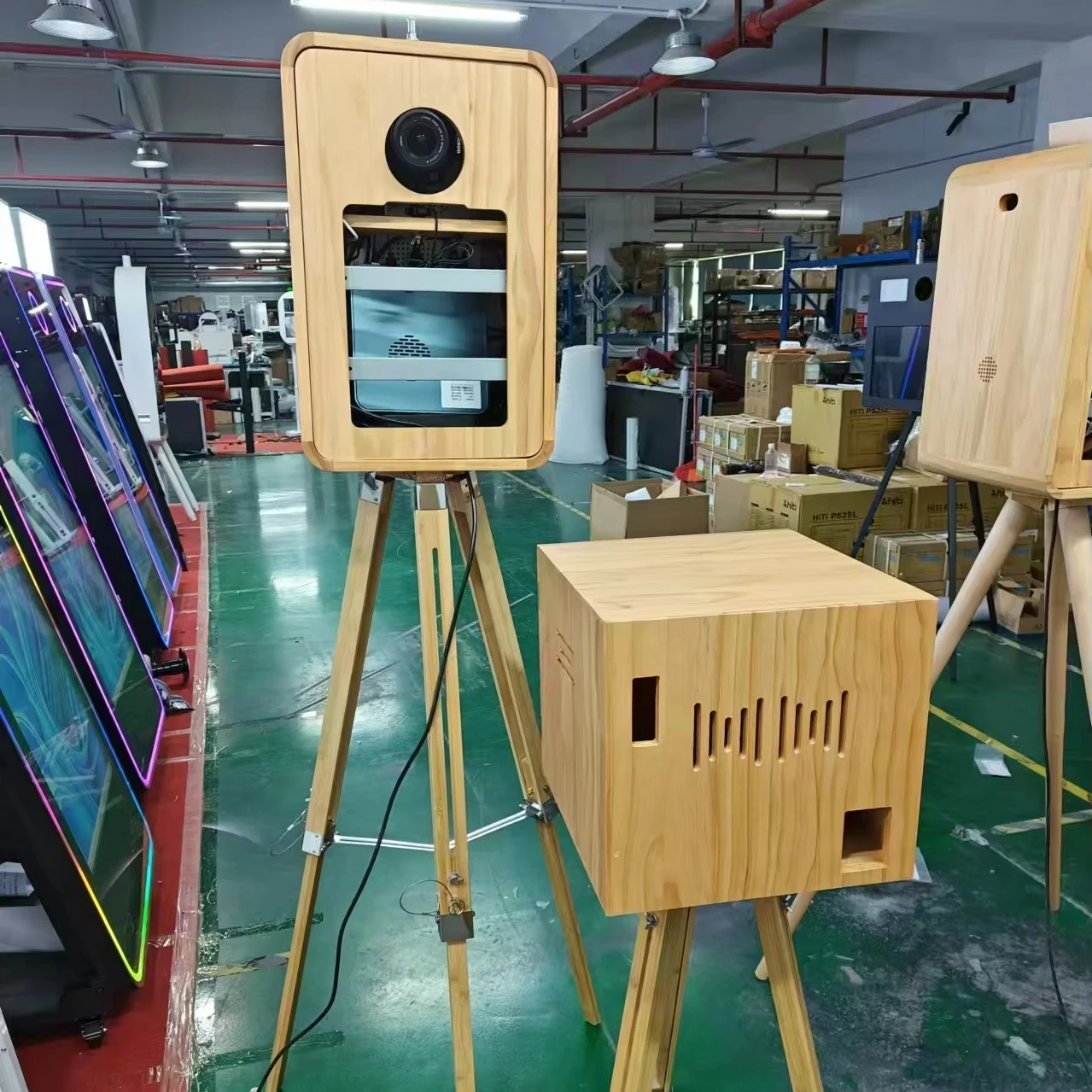 

18.5 Inch Touch Screen with iPad /surface Pro Double Sided Screen Wooden Material DSLR Camera Photo Booth