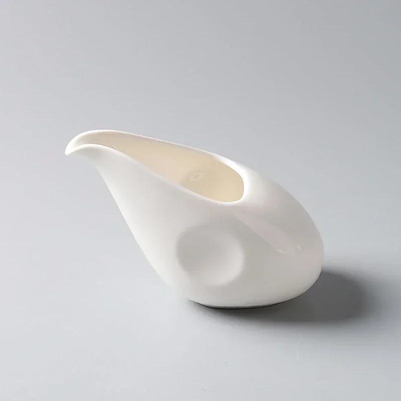 أباريق حليب القهوة الصغيرة المصنوعة من السيراميك المبتكر مع مقبض كوب حليب علبة حليب مطعم مرق قوارب أدوات مائدة متخصصة باللون الأبيض النقي