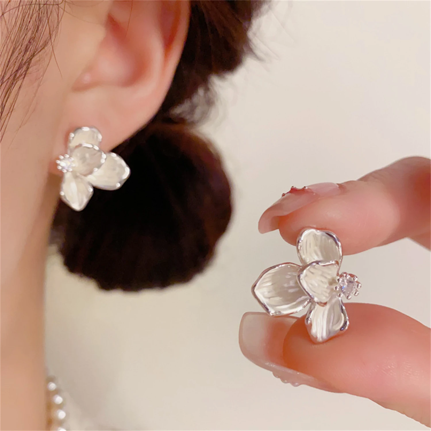 

WAKA Elegant Flower Stud Earrings for Women Textured Petal Design Dainty Lightweight Cute Jewelry for Party Wedding Daily Wear