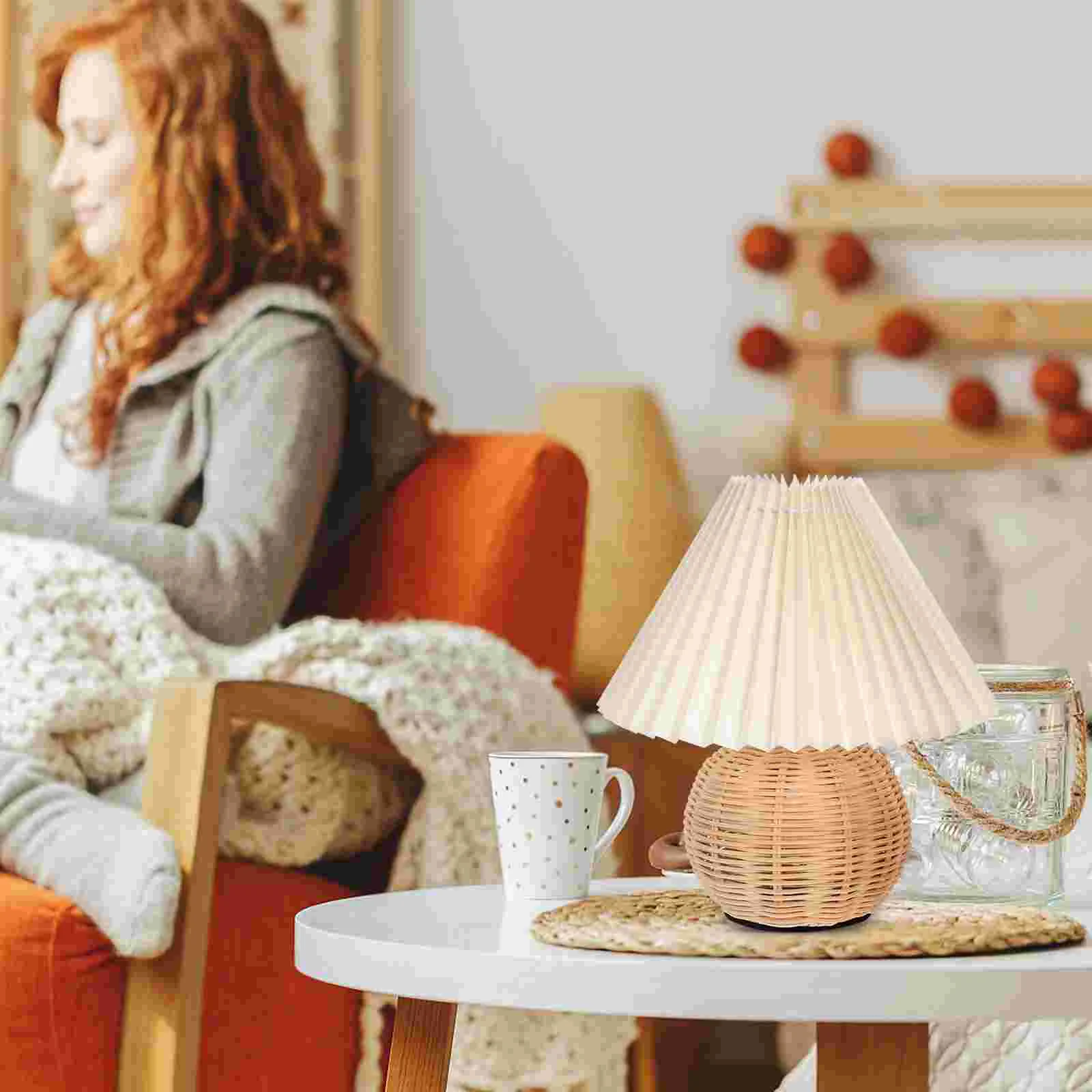 Lámpara de mesa plisada de ratán para mesita de noche, luz LED de noche para sala de estar, dormitorio pequeño