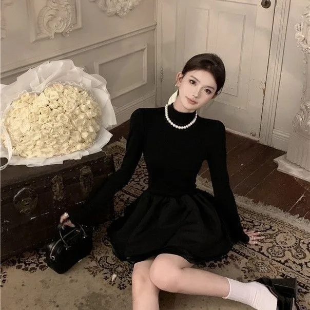 ชุดเดรสไหมพรมแขนยาวคอปกทรงเอวสูงสไตล์ฝรั่งเศส แต่งผ้าปะต่อ ทรงเข้ารูป สำหรับฤดูใบไม้ร่วง-ฤดูหนาว ปี 2025 กระโปรงสั้นสีดำทรงบอลกาวน์สำหรับผู้หญิง