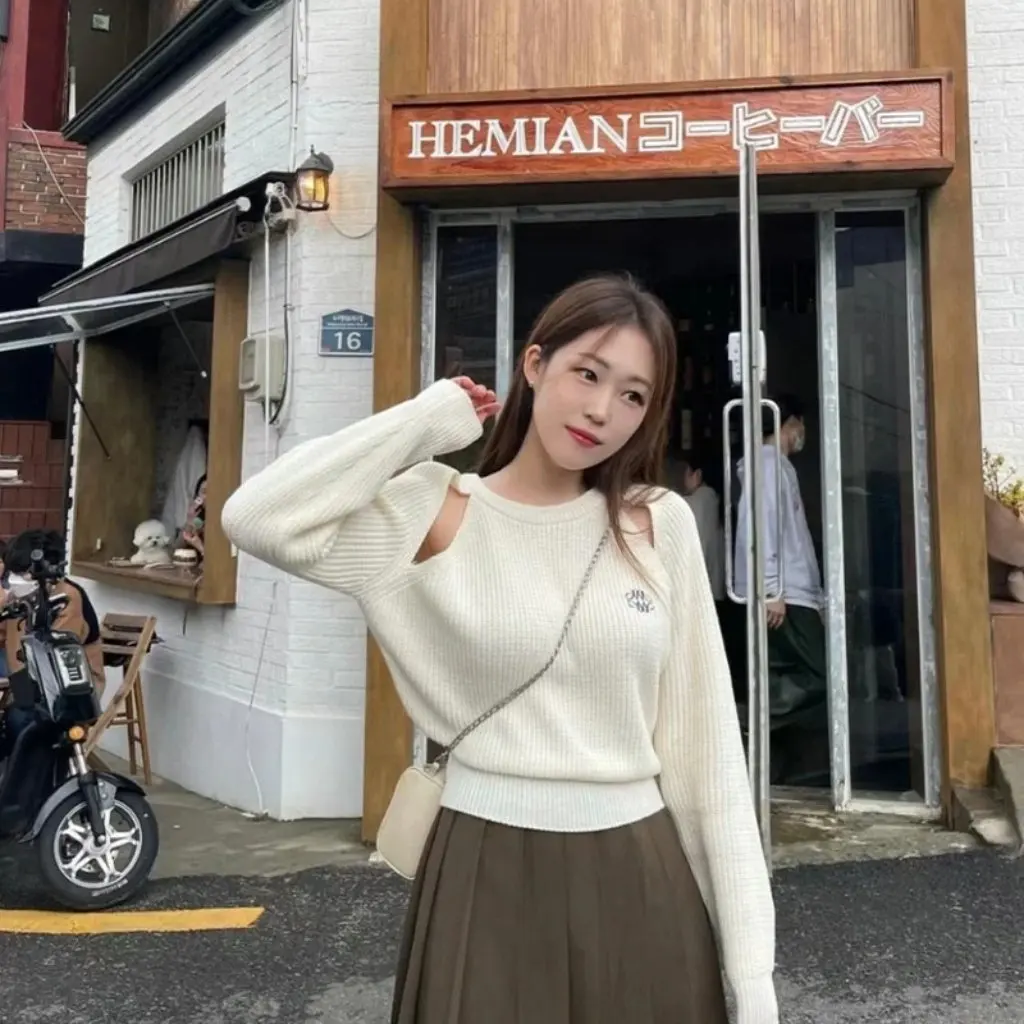 

Black Embroidered Shoulder Knitted Sweater for Women Spring Casual Top N & N Han Dong Gate Style