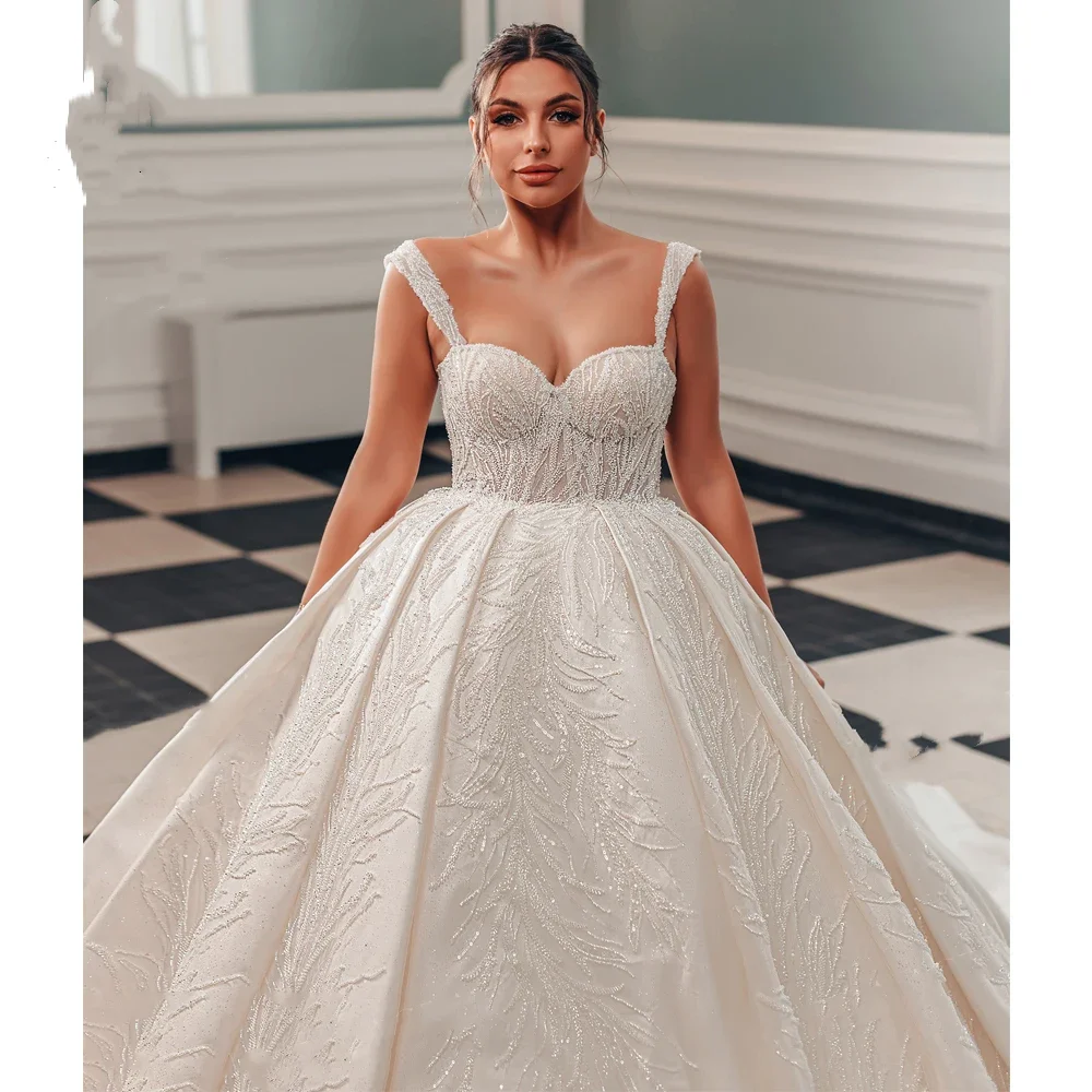 فساتين زفاف لامعة مخصصة بدون أكمام رائعة على شكل قلب مطرز بالخرز ثوب الأميرة العروس مقاس كبير فيستدو دي نويفا