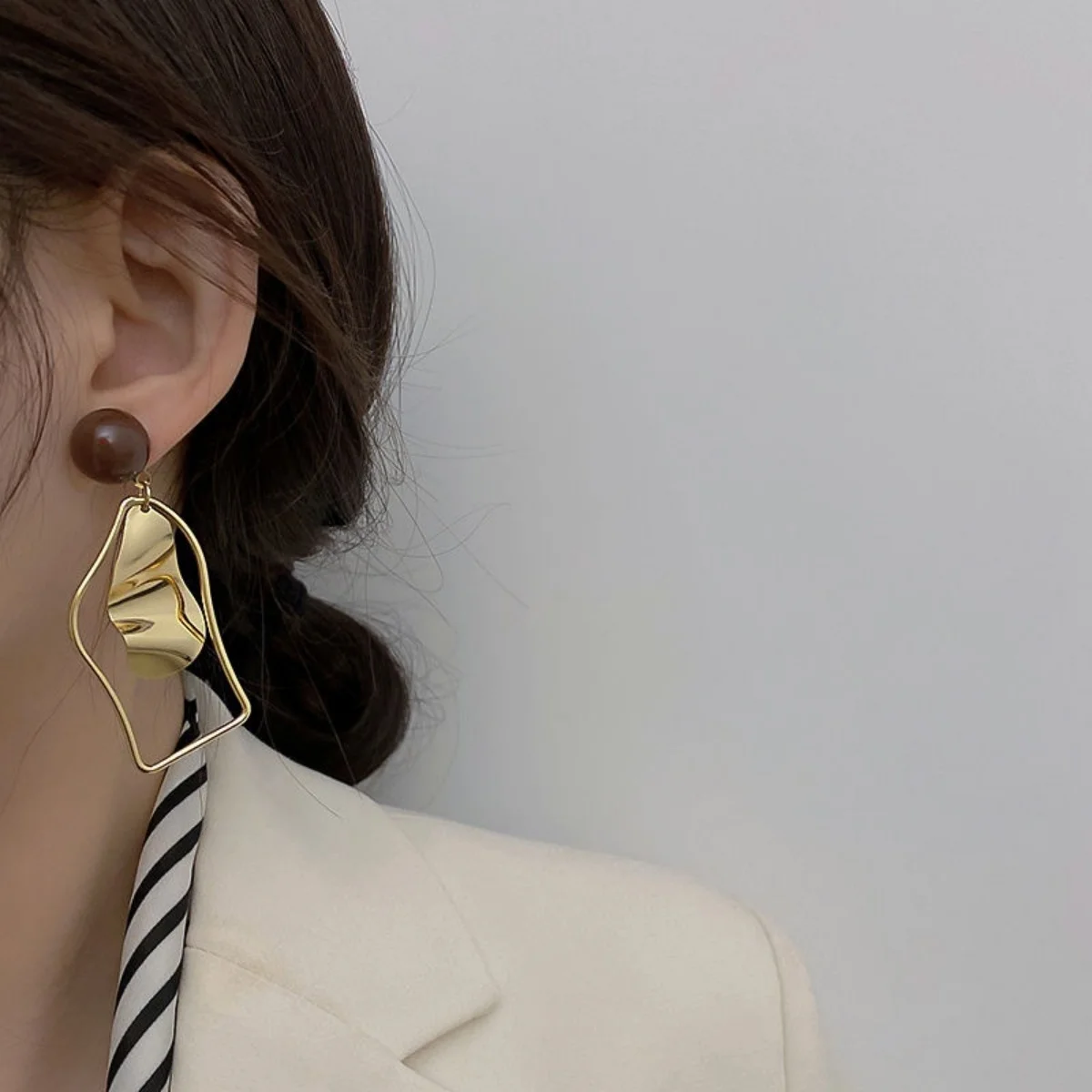Französische Retro-Ohrringe mit unregelmäßigem, hohlem Rahmen und asymmetrischem Design für Damen, Karamell-Erdtöne, geometrische Ohrringe, Schmuck für Dates – Detail 7