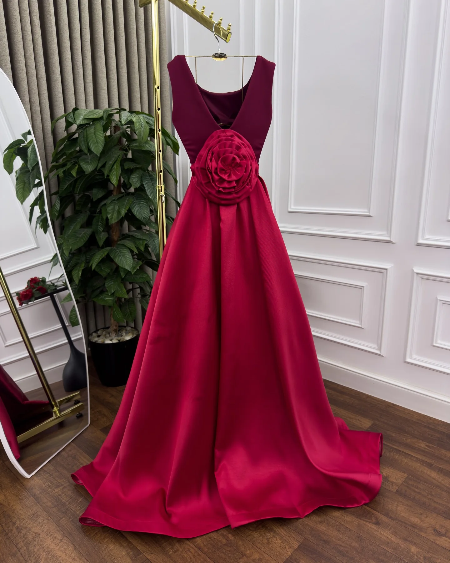 Abito da sera personalizzato Abiti da ballo classici senza maniche con scollo rotondo in raso Abiti da festa semplici e dritti fatti a mano con pannello floreale