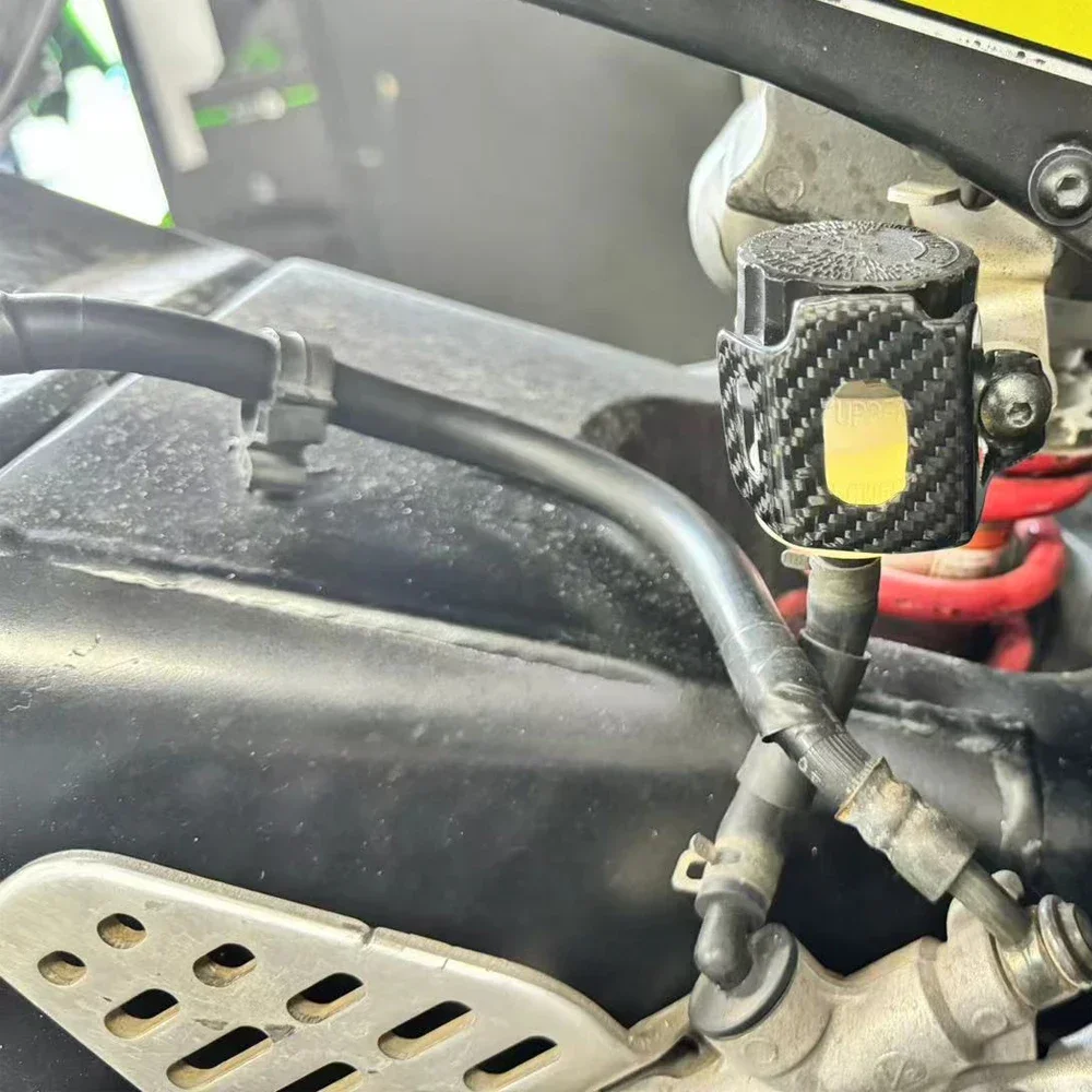 ألياف الكربون الخلفية سائل الفرامل خزان وعاء الزيت الغطاء الواقي لياماها MT-09 MT-07 MT-03 YZF R6 R7 دراجة نارية الملحقات #2