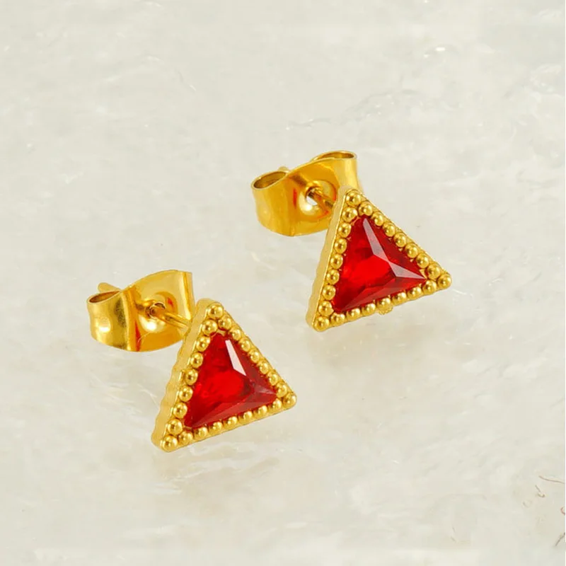 أقراط عصرية من الفولاذ المقاوم للصدأ على شكل مثلث كريستالي عيار 18 قيراط مطلية بالذهب مقاومة للماء مجوهرات منخفضة الحساسية للنساء والفتيات هدية