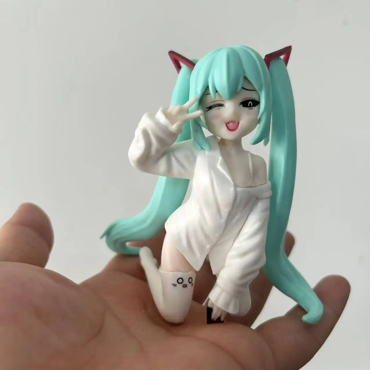 11cm 신작 애니메이션 하츠네 미쿠 고양이 귀 잠옷 귀여운 액션 피규어 PVC 모델 장난감 인형 조각상 책상 장식 자동차 장식품 선물