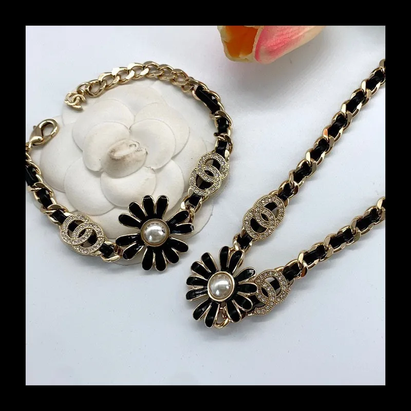 

Double C Rhinestone Twist Chain Flower Epoxy Necklace Xiaoxiangfeng Black Sheepskin Line Clavicle Chain