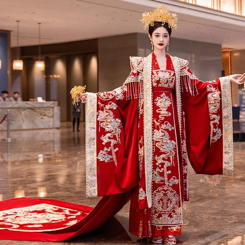 A complete set of new wedding dress with phoenix crown and red veil featuring large Chinese-style drag