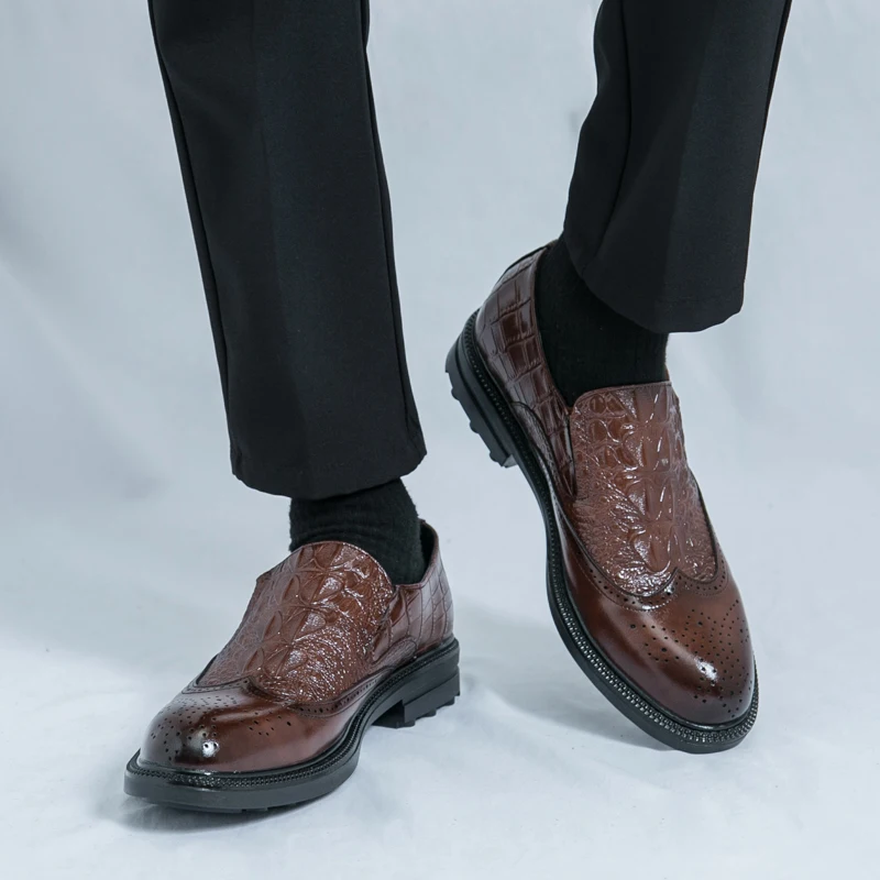 

Summer Business Dress Le Fu Shoes Thick Bottom Carved Crocodile Pattern Breathable and Durable Gentleman Fashion Bean Shoes