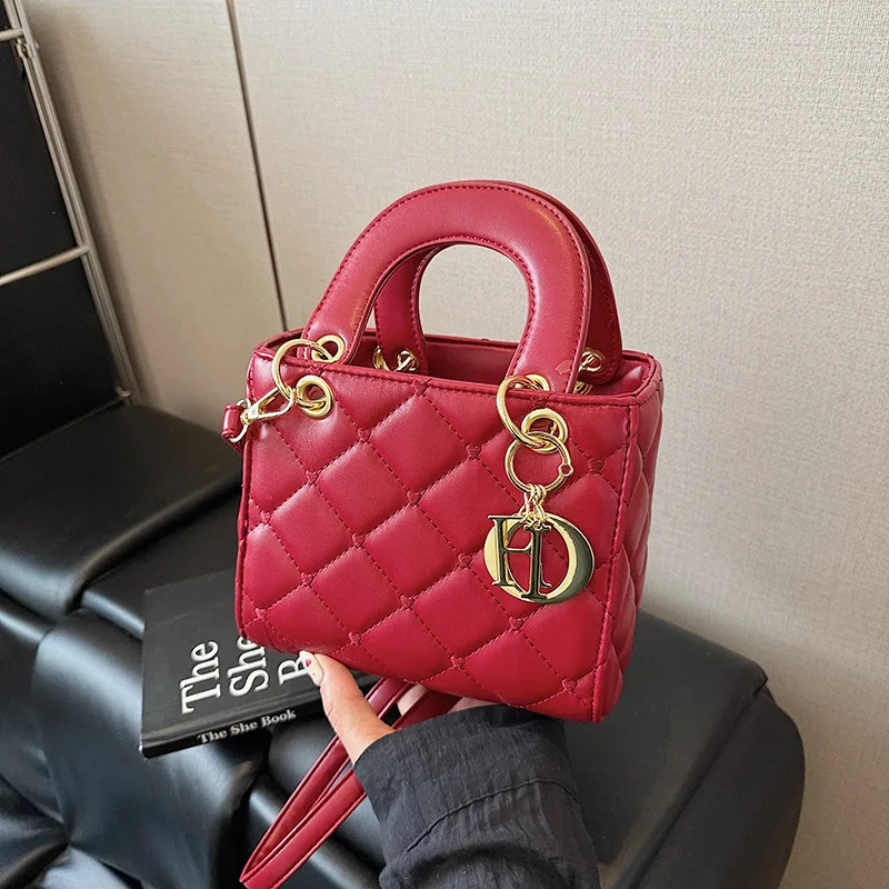 

Elegant Quilted Shoulder Bag for Women, 2025 Trendy Sling Bag, Soft Faux Leather Crossbody Purse W/ Metal Chain for Casual Style