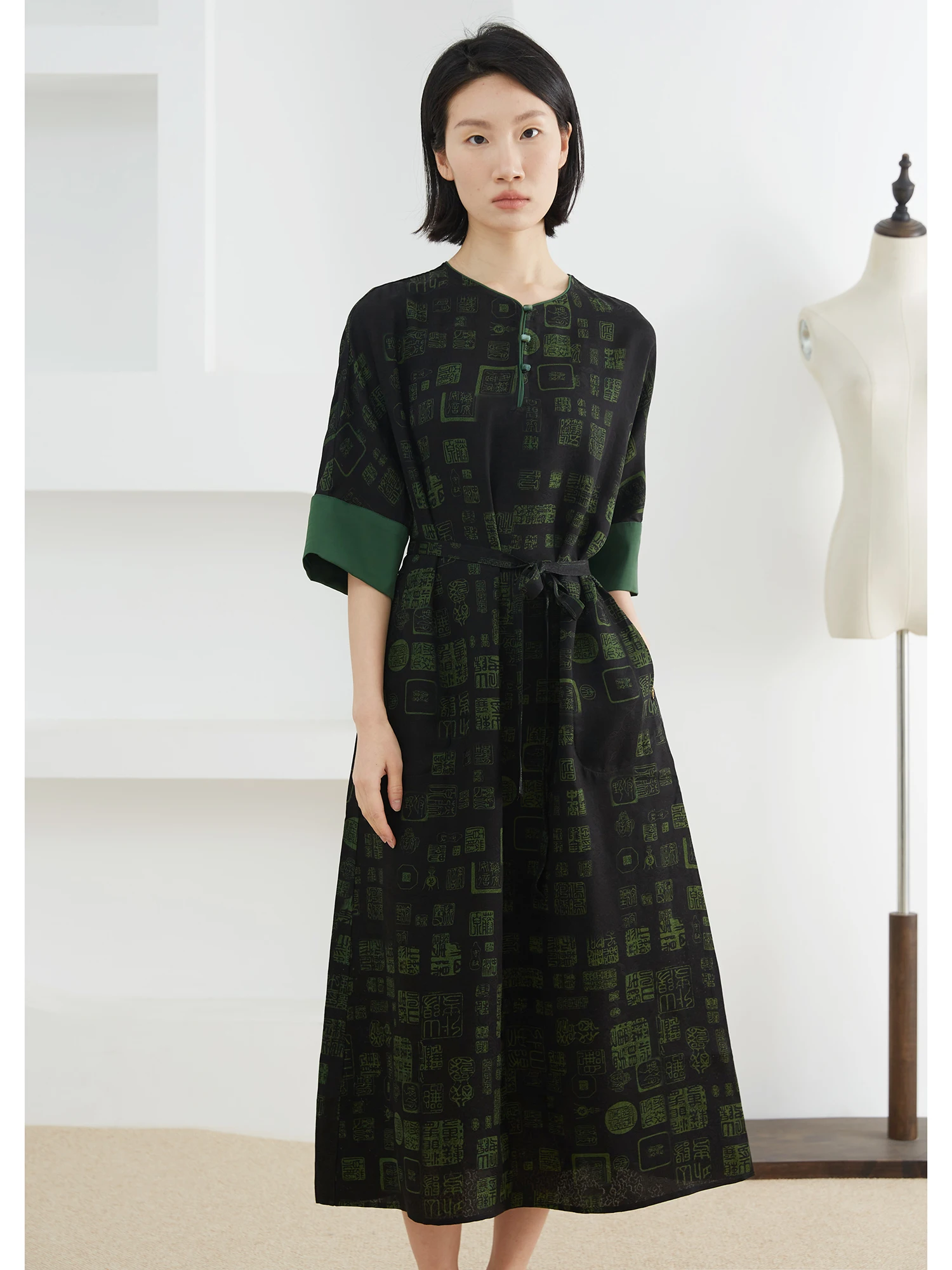 2025 여성 패션 초가을 신상 100% 천연 뽕나무 실크 향기로운 구름사 라운드넥 반팔 벨트 A라인 드레스