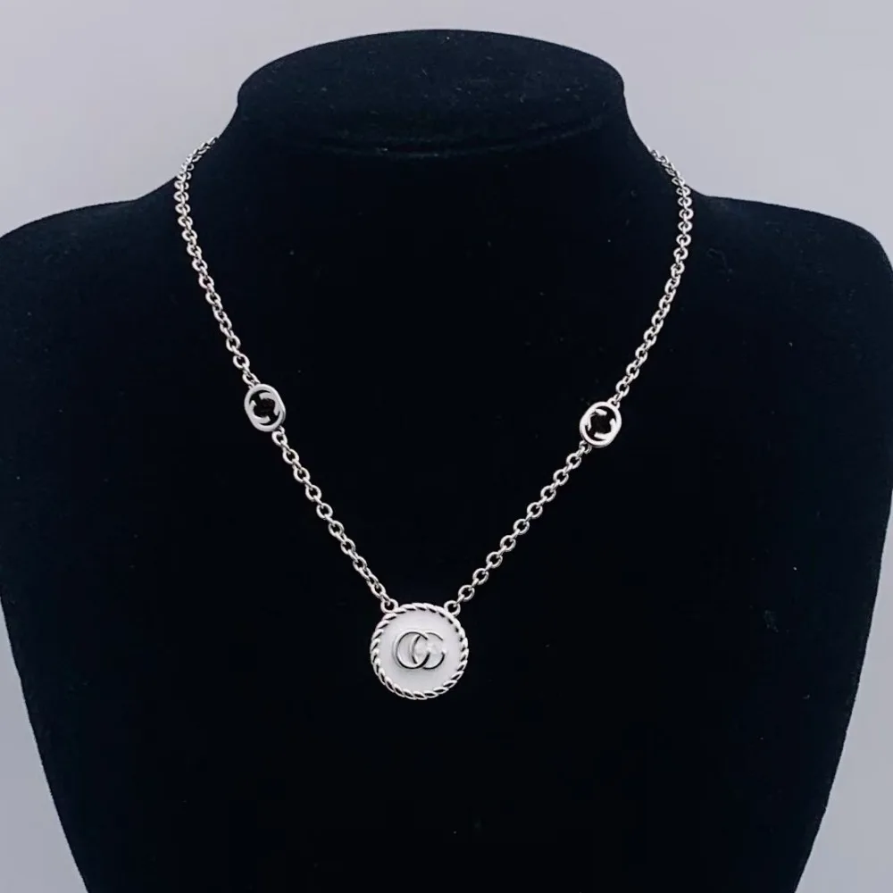 

2025 Новое роскошное ретро-колье с буквами, модное и универсальное для женщин