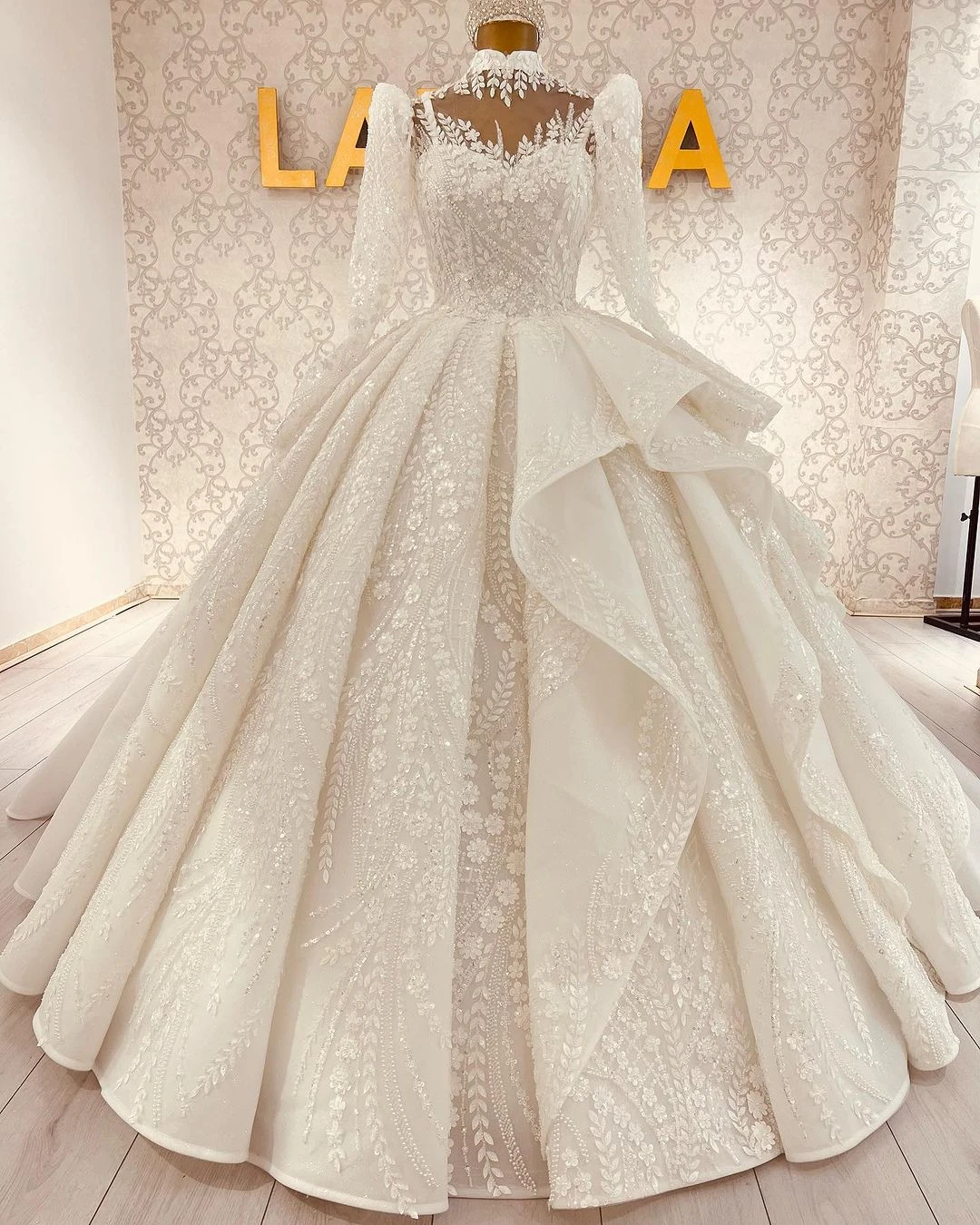 فساتين زفاف رائعة على شكل كرة مطرز بالخرز دانتيل زي العرائس مصنوع حسب الطلب بأكمام طويلة سويب تراين بوهو رداء دي