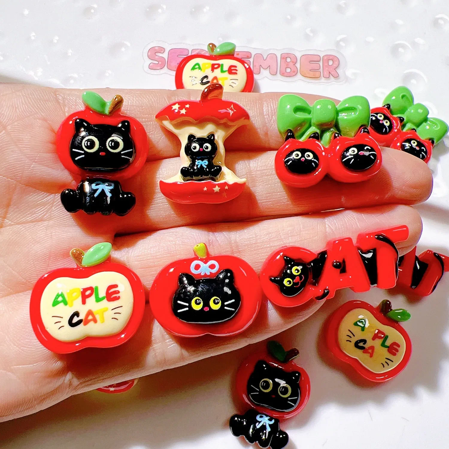 100pcs Wholesale Resin Miniature Simulated Apple Cat Flatback DIY Phone Case Hairpin Earrings Scrapbook Dollhouse Accessories
