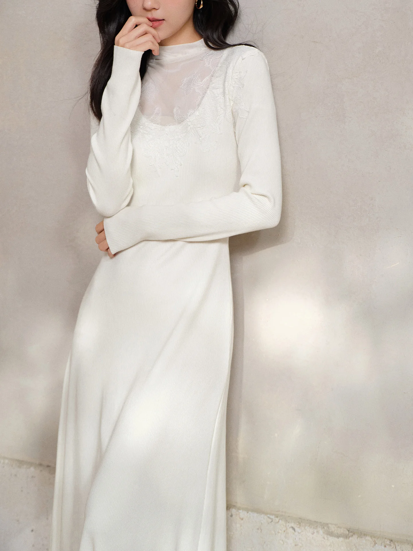 Sukienka z dzianiny z siateczki, damska, zimowa, dopasowana, w kształcie litery A, długa, elegancka, miękka, dzianinowa maxi z prześwitującym dekoltem, warstwowa, szykowna stylizacja.