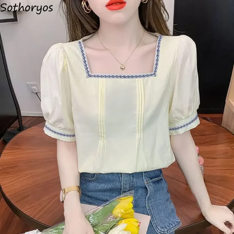 بلوزات نسائية على الطراز الفرنسي بياقة مربعة وأكمام منتفخة بسيطة للصيف تصميم جديد يناسب الجميع ملابس خروج أنيقة غير رسمية فضفاضة