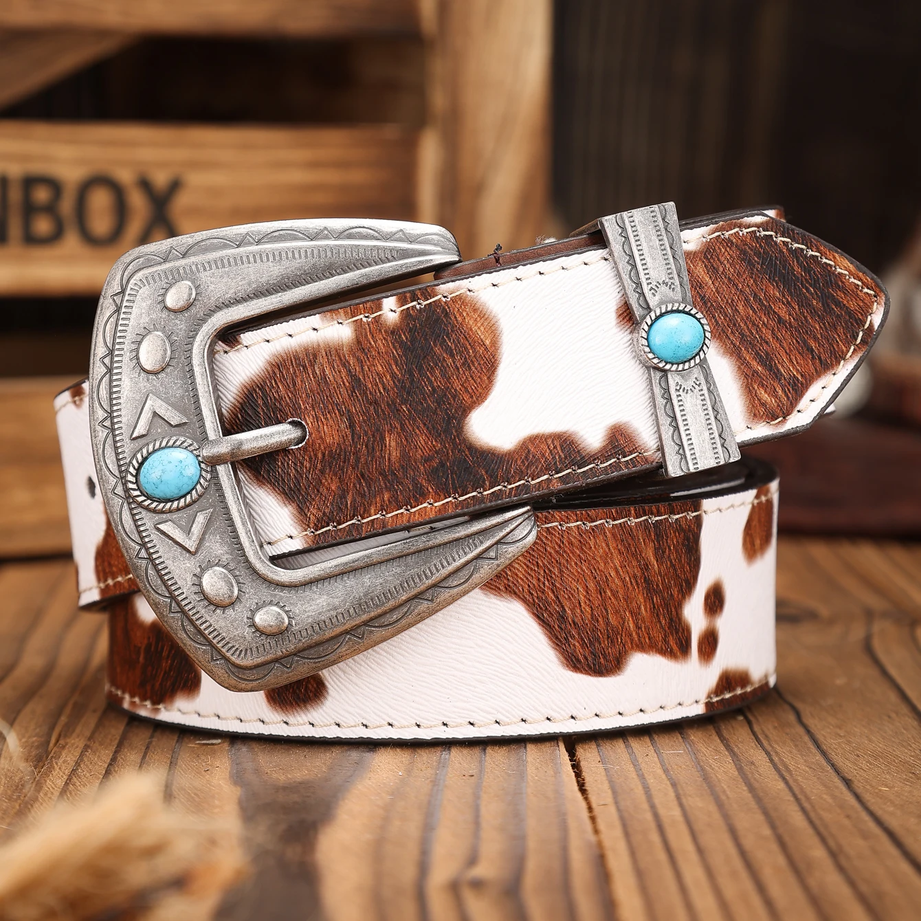 เข็มขัด PU แบบตะขอเกี่ยวสไตล์ตะวันตก เหมาะสำหรับทั้งชายและหญิง เข็มขัดลำลองและสไตล์เรโทร (ลายสุ่ม) (มีหมุดเจาะรู)