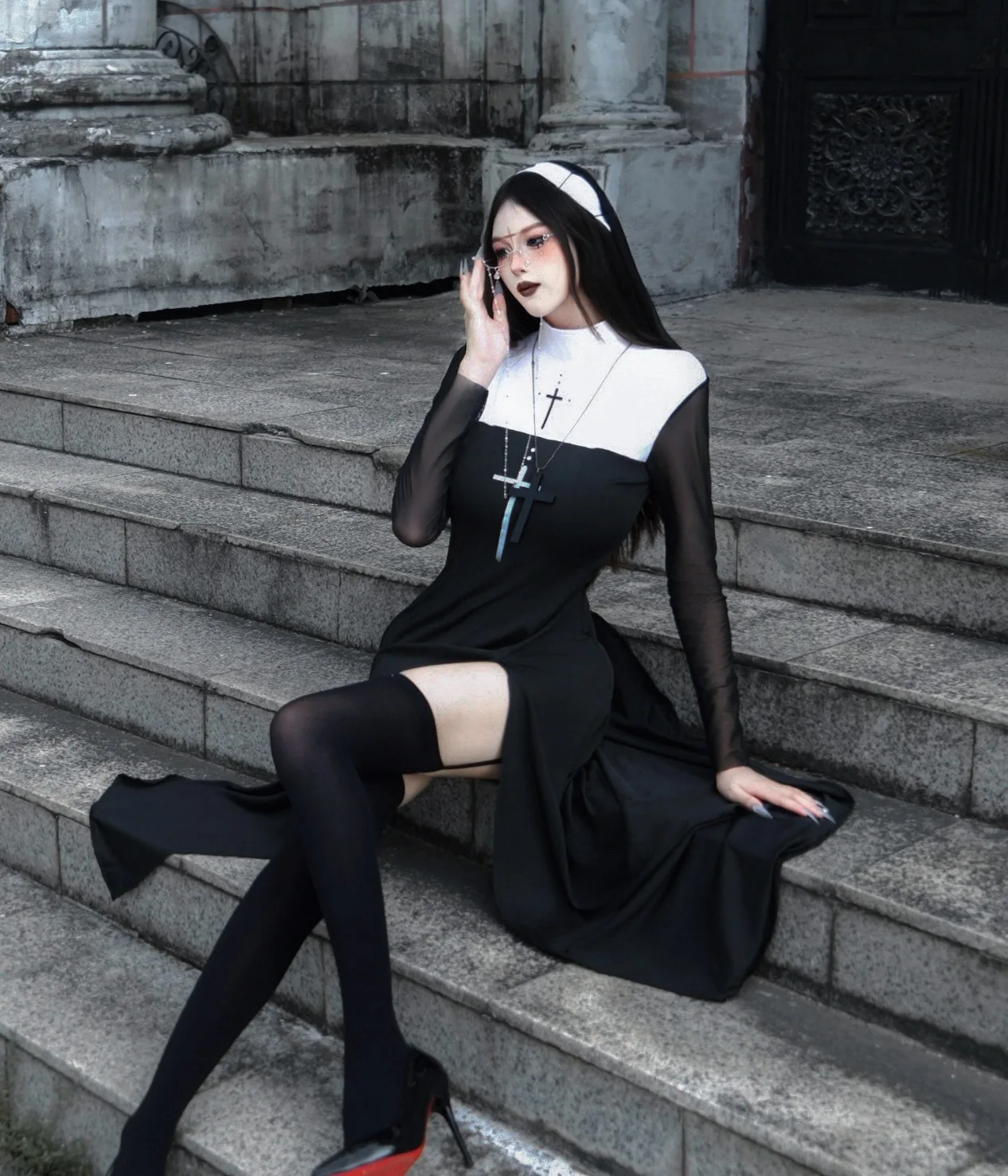 

Готический координатный комплект: платье с подходящим платком, черными церковными носками, очками на серебряной цепочке и подвеской в виде креста