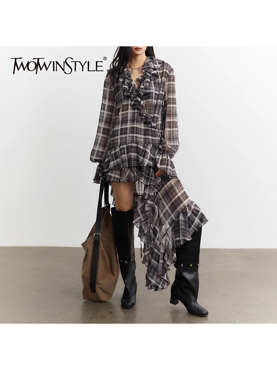 เดรสผู้หญิงทรงหลวมผ้าซีทรูแต่งลายทางแบบไม่สมมาตร แบรนด์ TWOTWINSTYLE คอวี แขนยาว แต่งผ้าต่อลายจีบระบาย ดีไซน์ใหม่