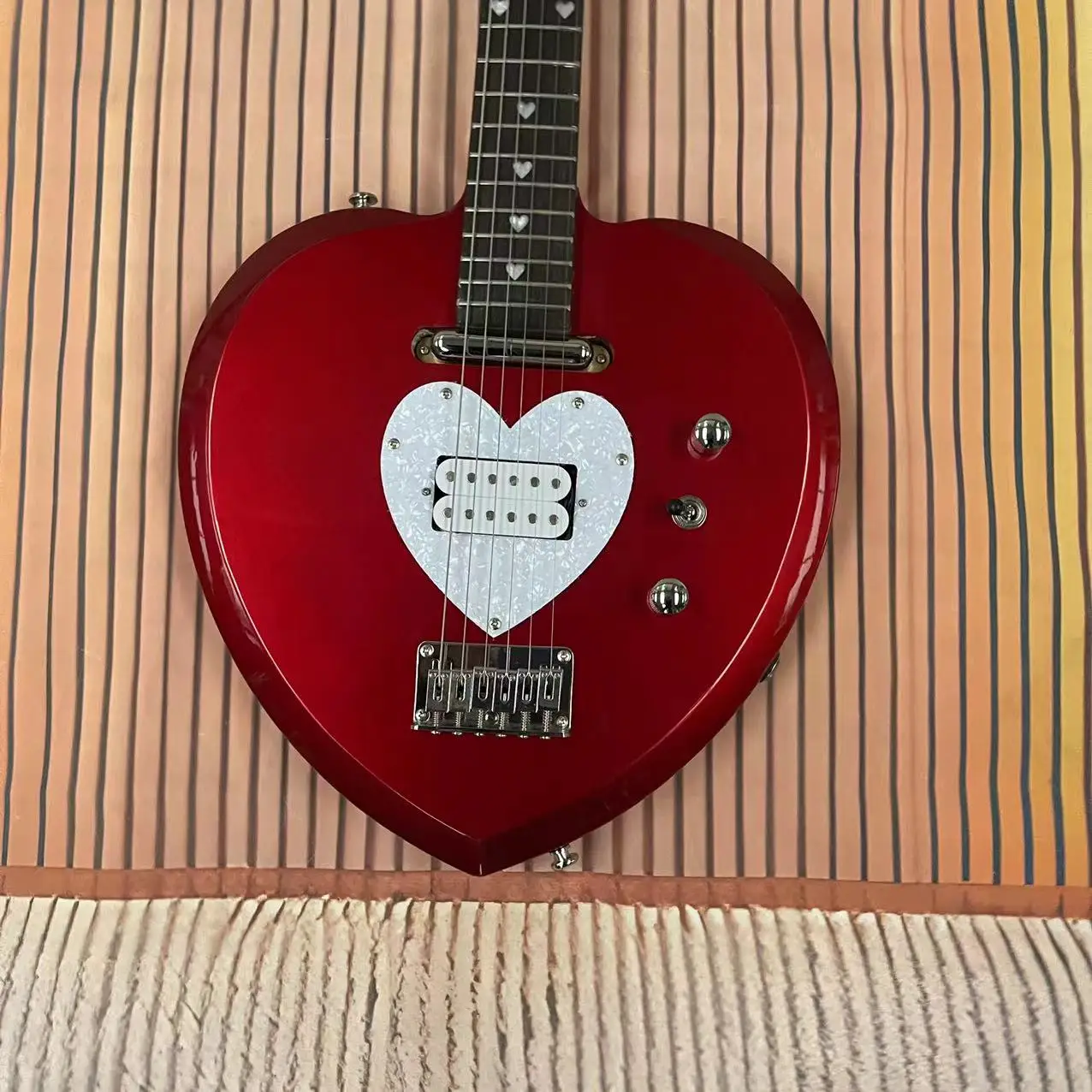 Love style 6-string electric guitar, metal red body, rose wood fingerboard, maple wood track, real factory pictures, can be ship