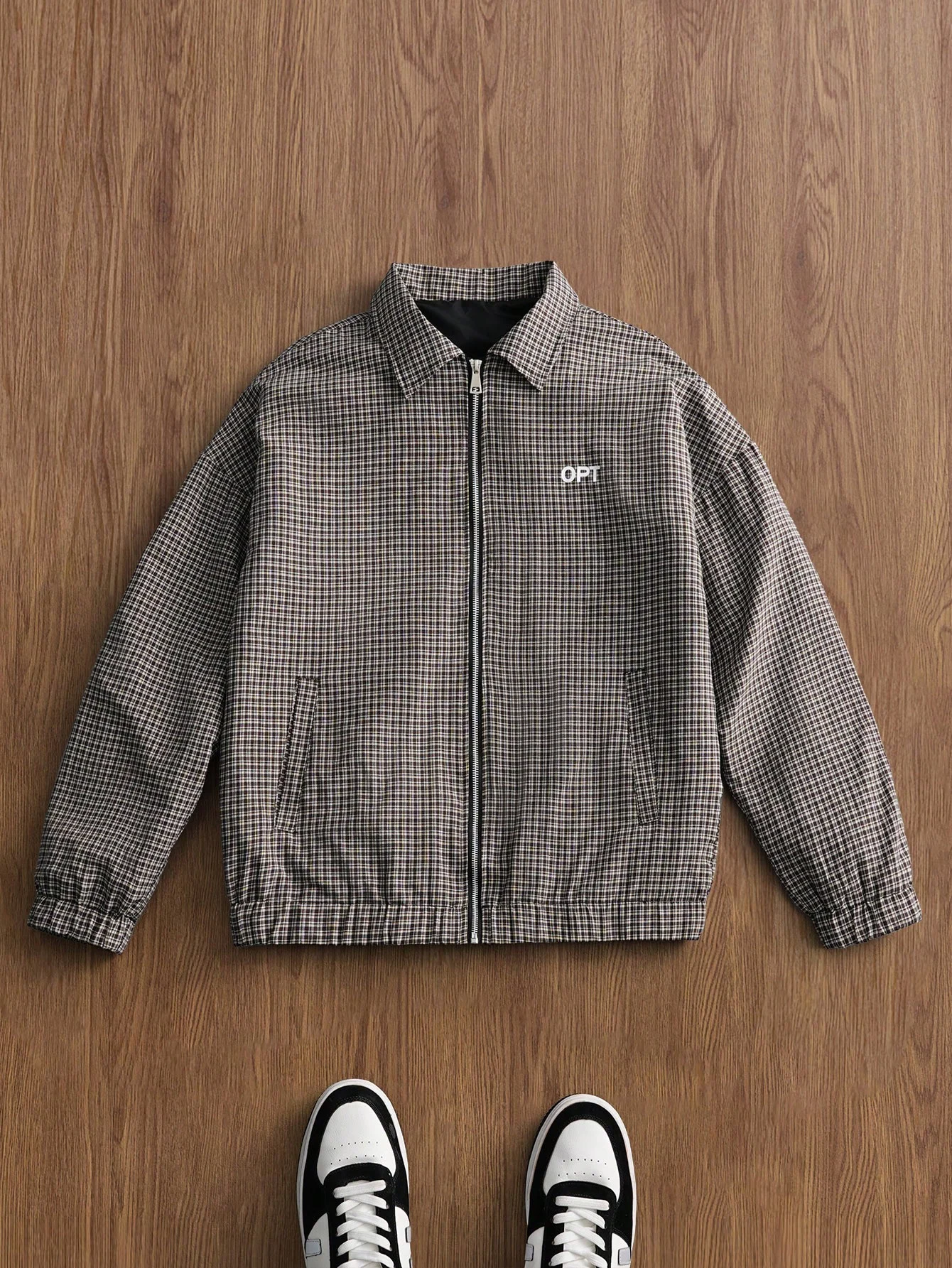 Herren-Frühlings- und Herbstjacke mit Karomuster und Reverskragen, lockerer Passform, überschnittenen Schultern, kurzem Reißverschluss, Retro-Karomuster mit Futter, elastischem Saum, in mehreren Farben erhältlich, vielseitiges Oberteil für den täglichen Gebrauch, Pendeln und Freizeitausflüge. – Detail 4