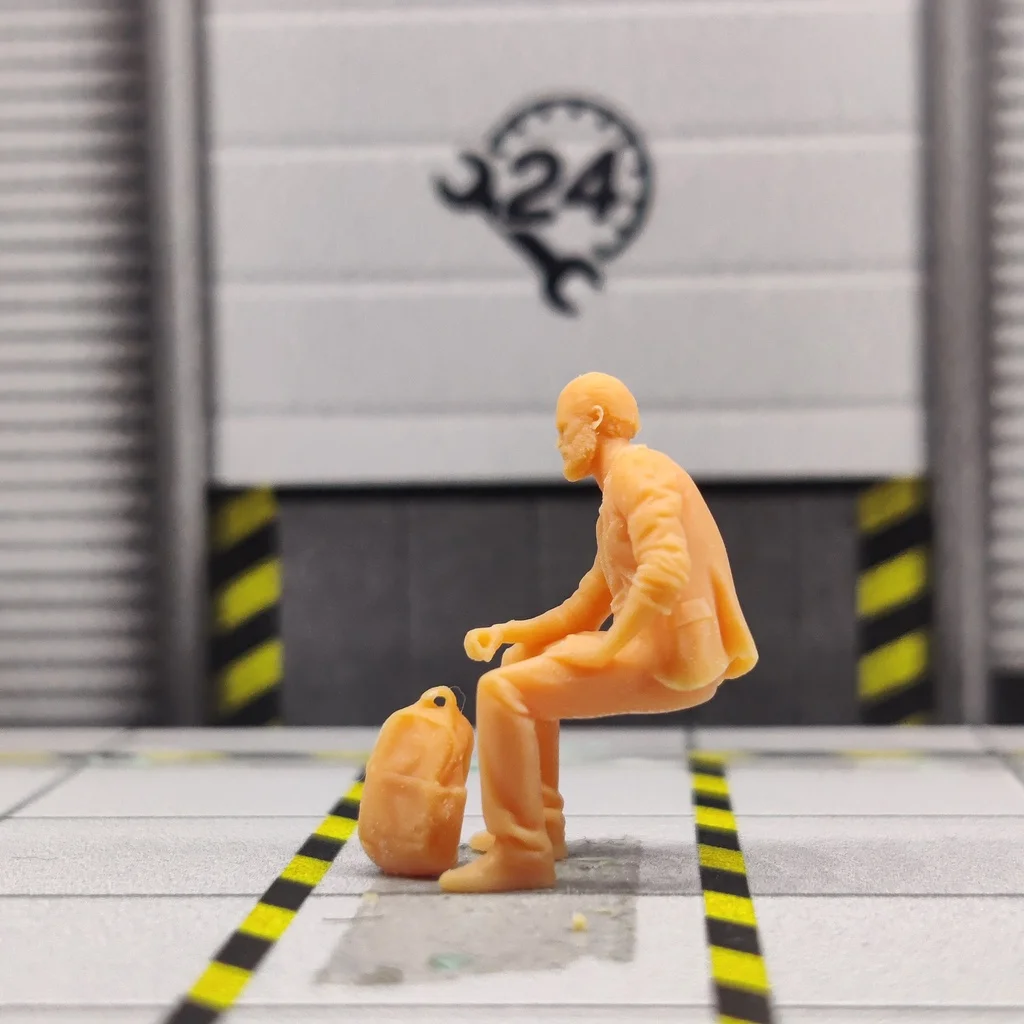 1/64 1/43 skala modelu ResinBearded siedzący człowiek z plecakiem Uncolored miniaturowe Diorama ręcznie malowane S836