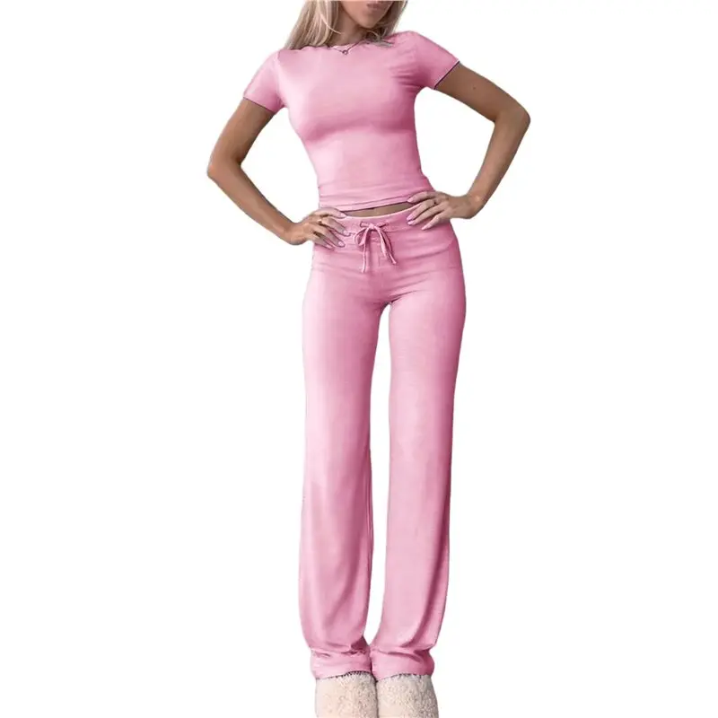 

Женский комплект для отдыха из 2 предметов: брюки прямого кроя и укороченный топ с коротким рукавом.