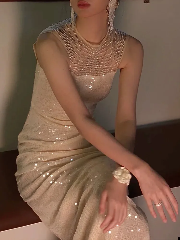 

Light luxury and niche champagne-colored sequined host dress toasting morning robe