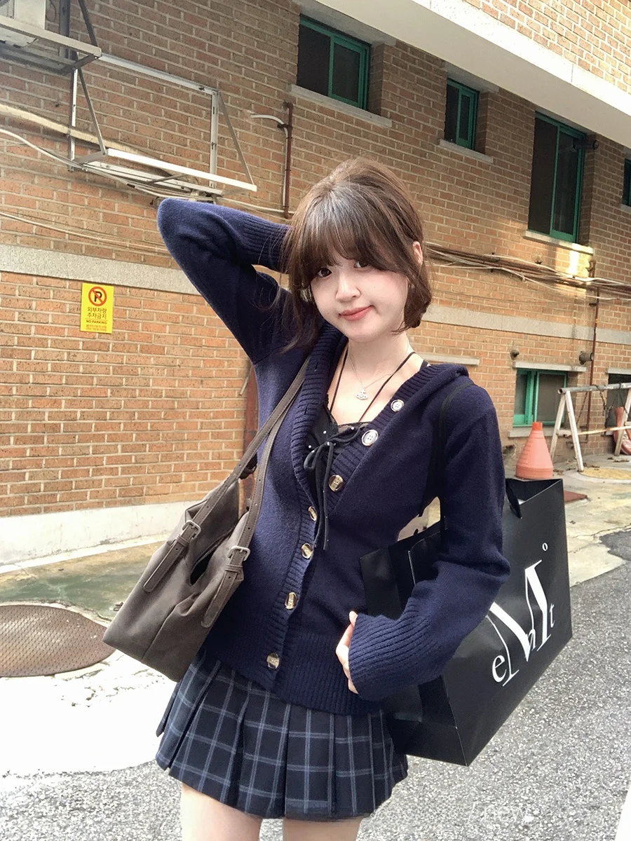 

CallmeEar Vintage Hoodie Knitted Sweater Women Early Autumn Slimming Top Button up Long Sve V-Ne Casual Sle