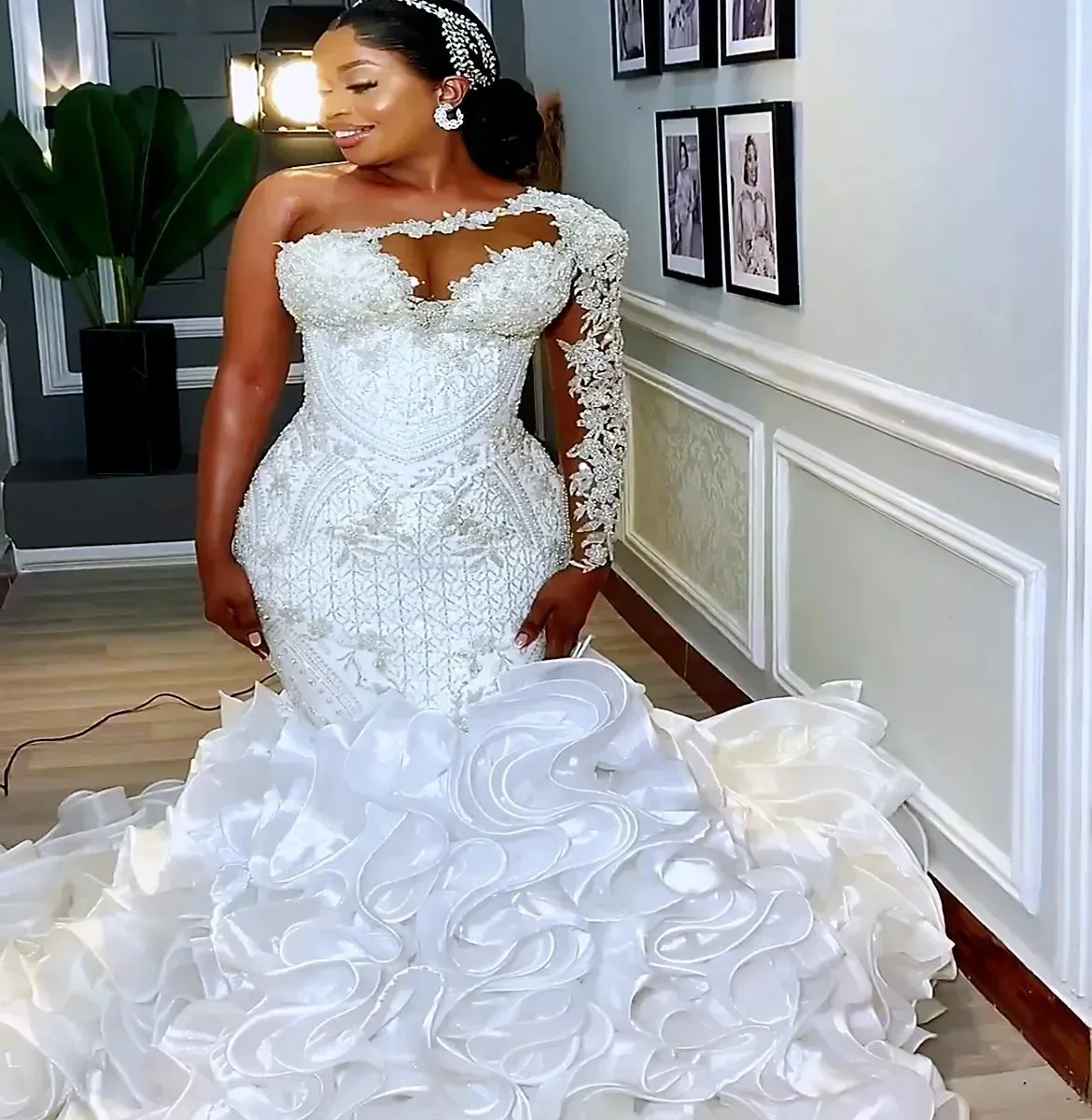 Customized Arabic Plus Size Mermaid White Wedding Dress For Bride 20256 White One Shoulder Lace Beaded Tiers Organza Bridal Gown