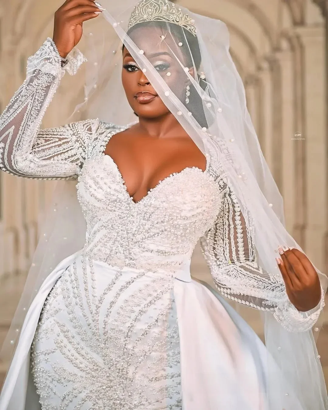 Suknia ślubna w stylu syreny plus size na zamówienie, z długimi rękawami, odpinanym trenem, dekoltem w serce, długimi rękawami, zdobiona koralikami, koronką i warstwami.