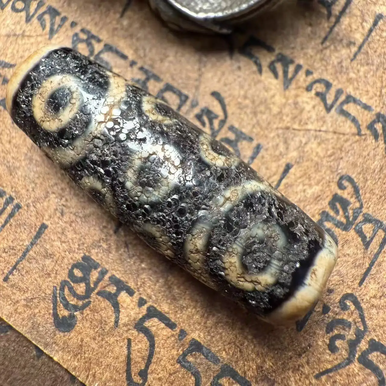 ancient beads West Asia  old gas-coated pulp pure hand-carved 18 eyes pattern dzi pendant