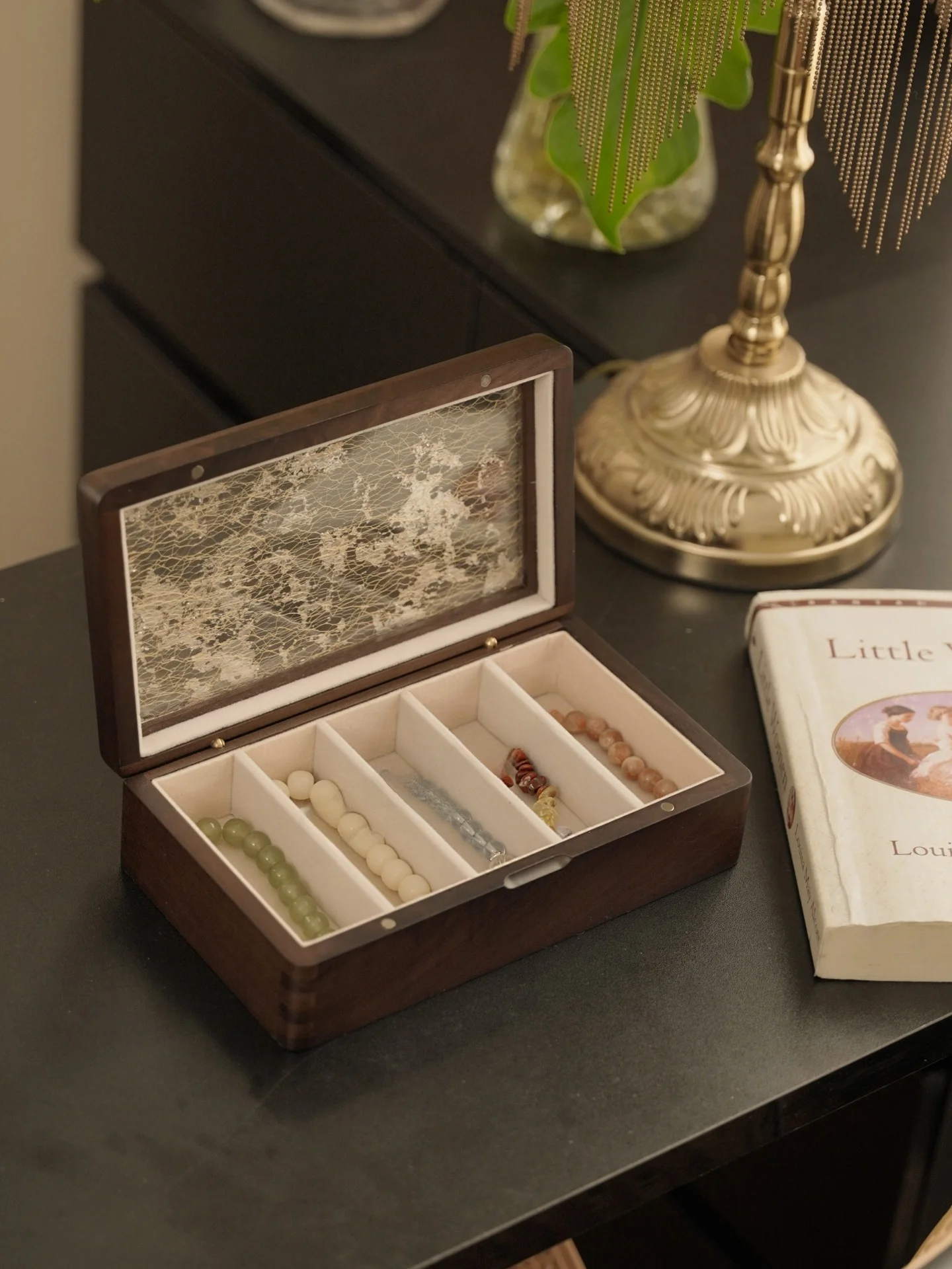 

Деревянная шкатулка ручной работы в винтажном стиле для хранения жемчужных и хрустальных браслетов, цепочек на ключицы, ожерелий. Возможность индивидуализации.