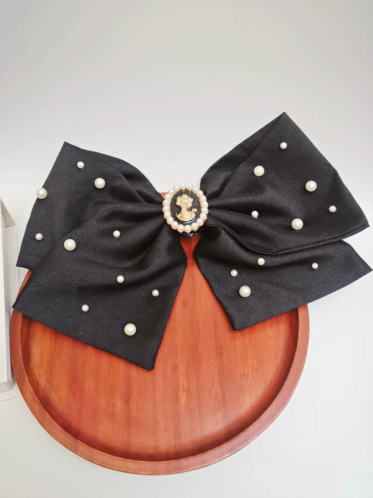 Vintage Beauty Portrait with Pearl-Edged Large Bow/Black Satin Full of Pearls/French-Style Light Luxury Pearl Bow Tie