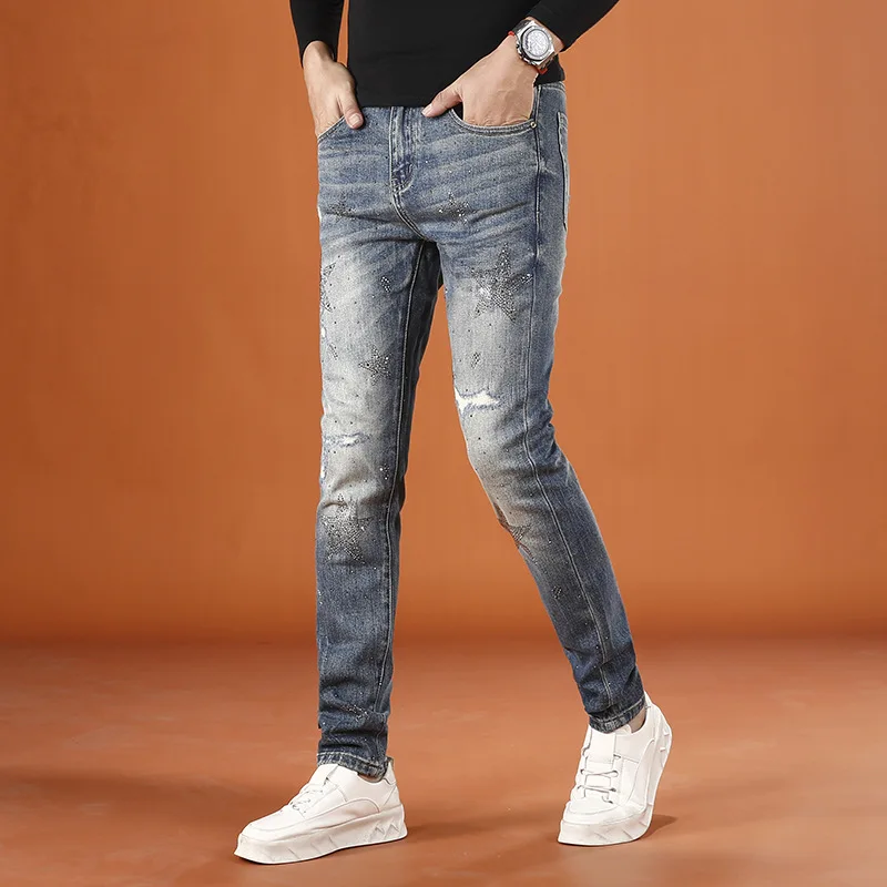Pantalones rasgados de moda de alta gama para hombre, pantalones ajustados con diseño de estampado de moda elástica de otoño e invierno, 2025