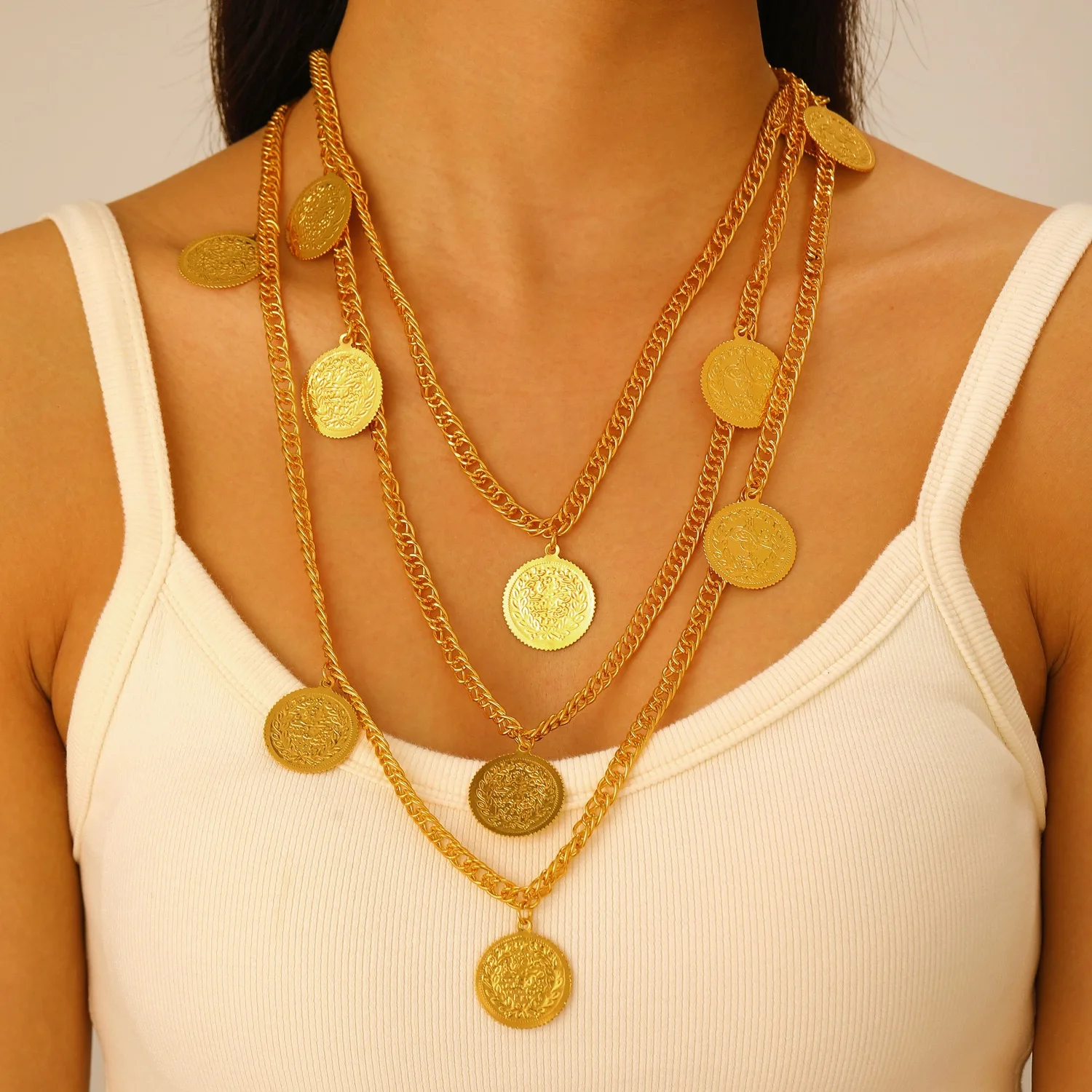 

A Fashionable And Versatile Multi-Layered Unique Design Necklace Made Of Metal, Suitable For Various Occasions.