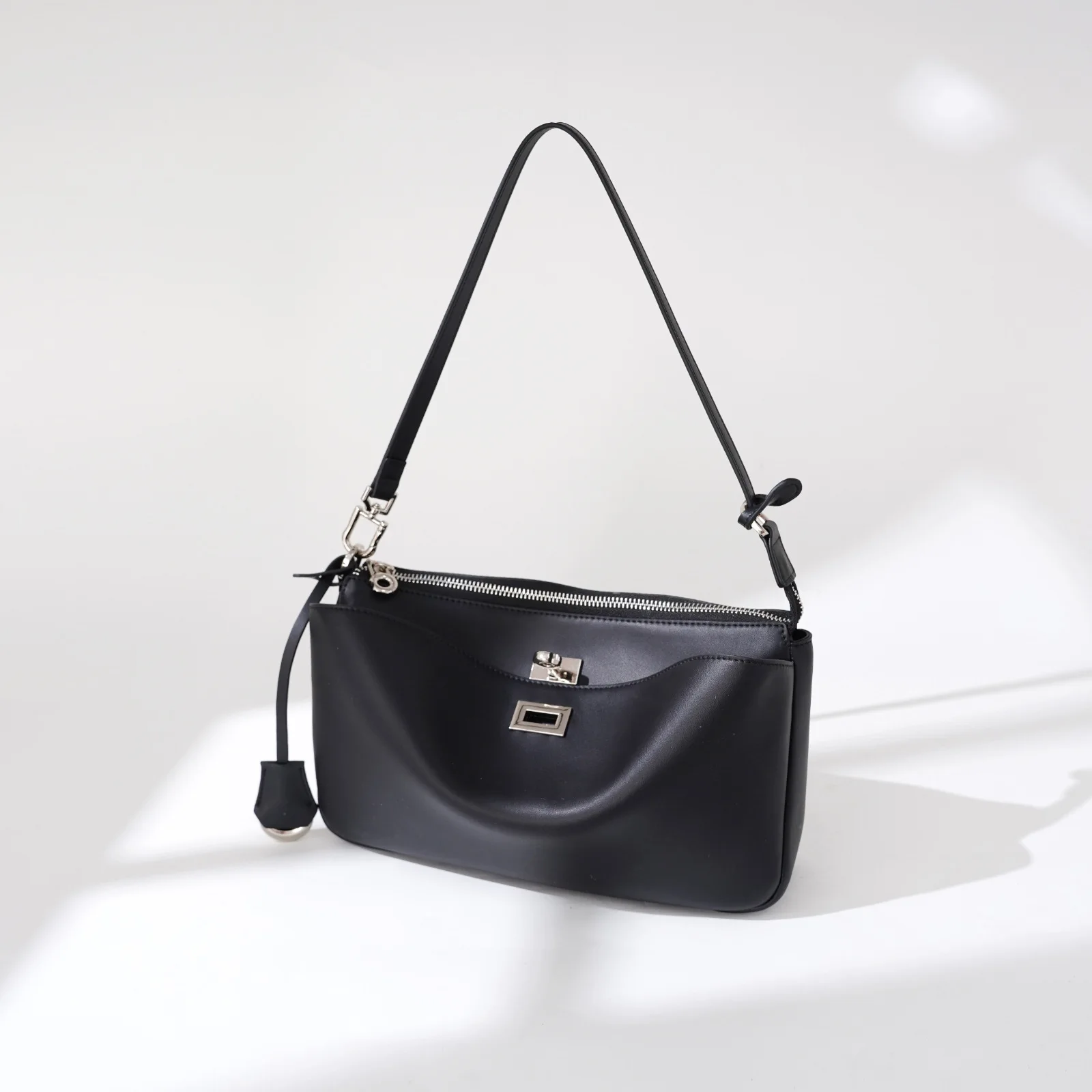 

Fashionable Leisure Crossbody Handbag With Vintage Inspired Design And Solid Color Includes Roomy Compartments As A Diaper Bag