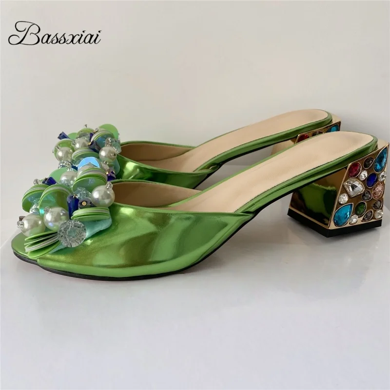 

Летние сабо с жемчугом и блестками, цветочные летние сабо, разноцветные женские сандалии из лакированной кожи на квадратном каблуке с бриллиантами