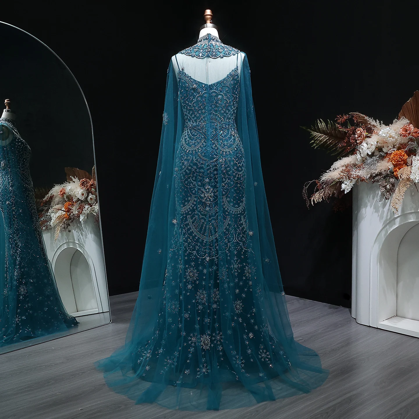 Sharon Said Luxuriöses Türkisfarbenes Abendkleid in Übergröße mit Cape-Ärmeln, Neckholder, Perlenbesatz, Dubai Arabisches Damen-Abendkleid SS028 Maßanfertigung – Detail 9