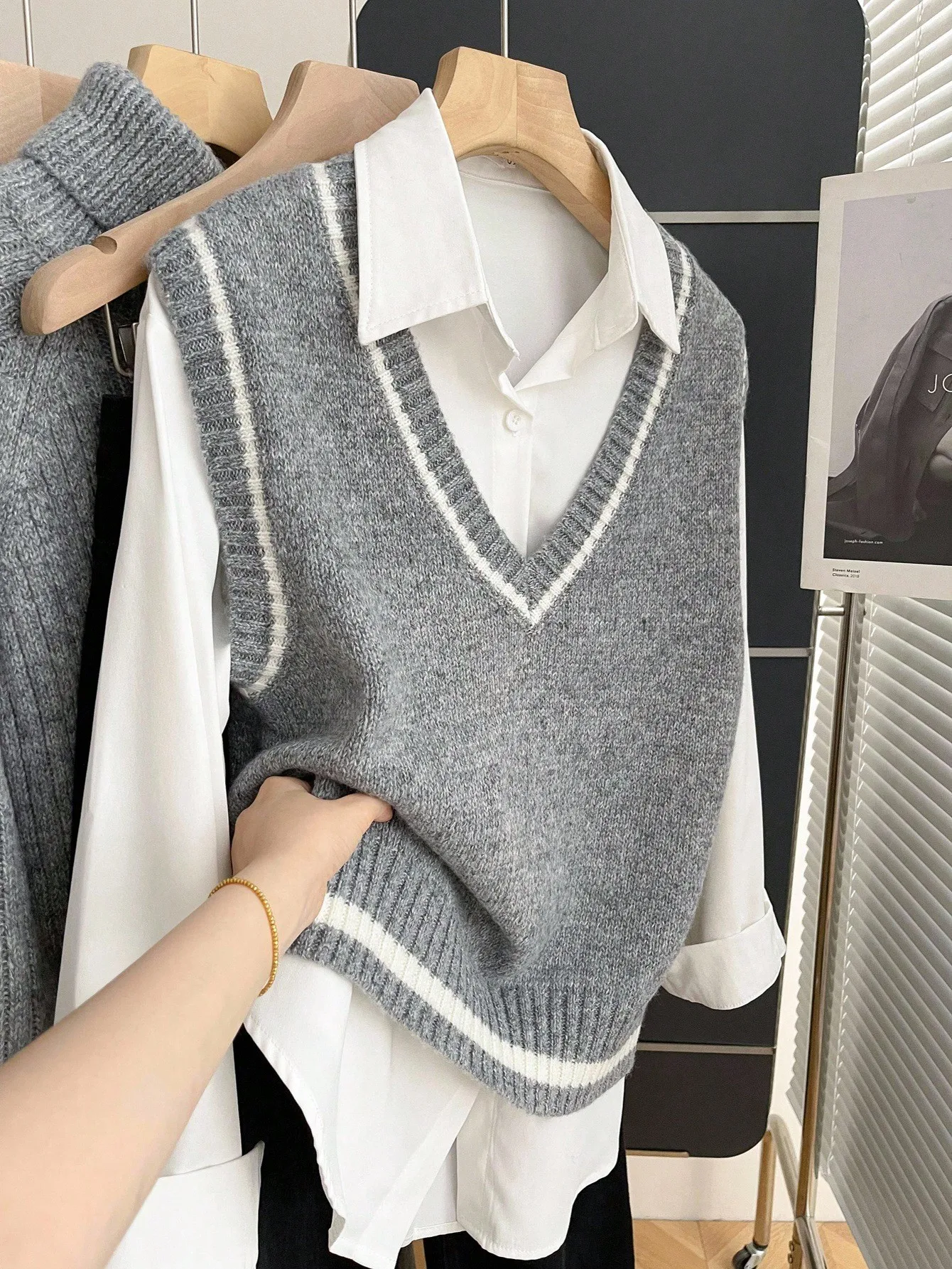 

Серый вязаный жилет без рукавов с V-образным вырезом и контрастной отделкой для женщин, свободный крой, осенне-зимний топ для многослойных образов