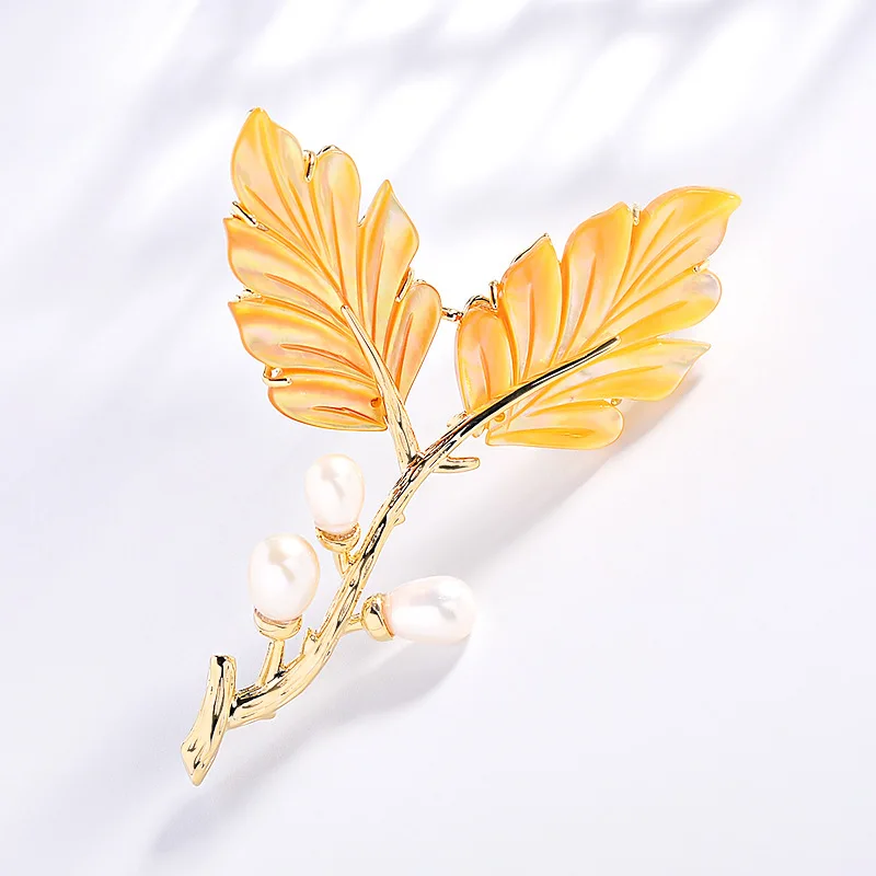 Natural Yellow Mother of Pearl Maple Leaf Freshwater Pearl Brooch Elegant Plant Light Luxury High-end Versatile Accessories Pins