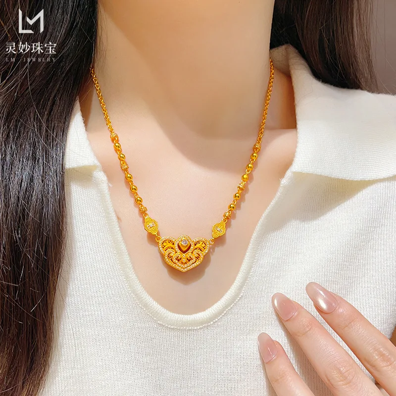 The same 9999 24K real gold women's gold necklace from the gold store, with diamonds chasing the heart and satisfying collarbone