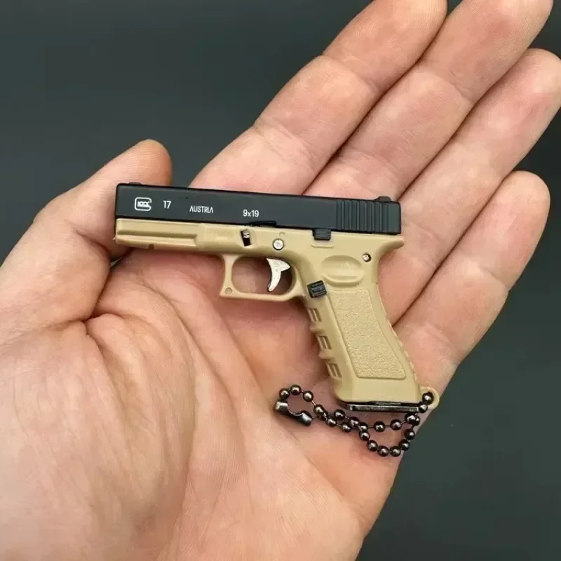 1:3 G17 Portachiavi in metallo Mini portachiavi tattico Piccolo ciondolo Pistola giocattolo con custodia per regalo di Natale decorativo per uomini Fan dell'esercito