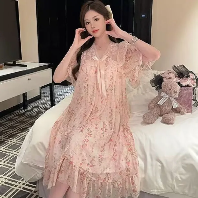 Pijama feminino com decote em V e renda estampada com laço