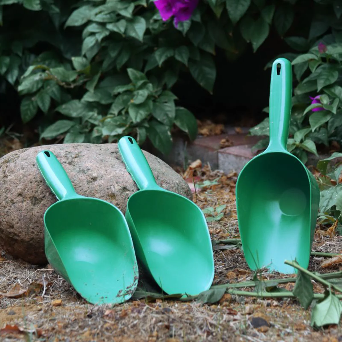 Multi-functional Plastic Garden Shovel - Easily Loosens Soil for Balcony and Lawn Care, Gardening, and Potted Plant Care.